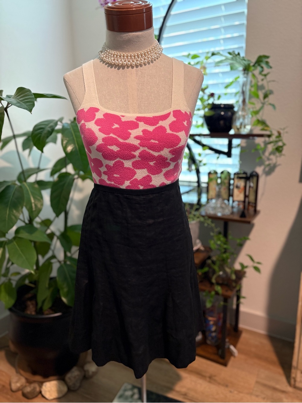 Fab’rik Women’s White Knit Tank Top w/ Retro Chic Pink Daisies EUC